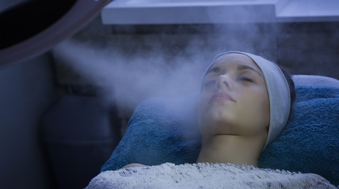 Les masques pour la peau sèche de la personne avec les époques élargies